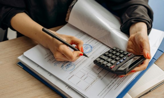 Zdjęcie do artykułu: Czy podatki progresywne hamują, czy wspierają wzrost gospodarczy?