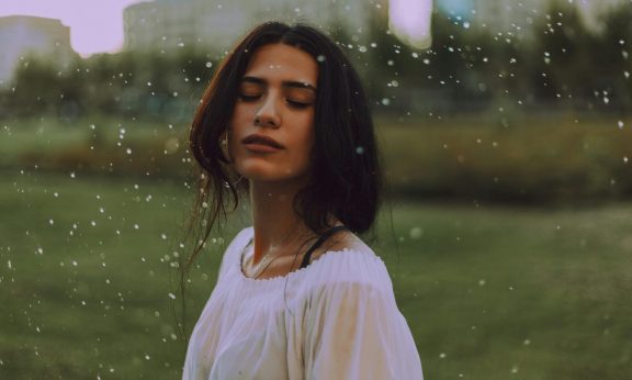 Zdjęcie do artykułu: Portret w deszczu – jak pracować w trudnych warunkach